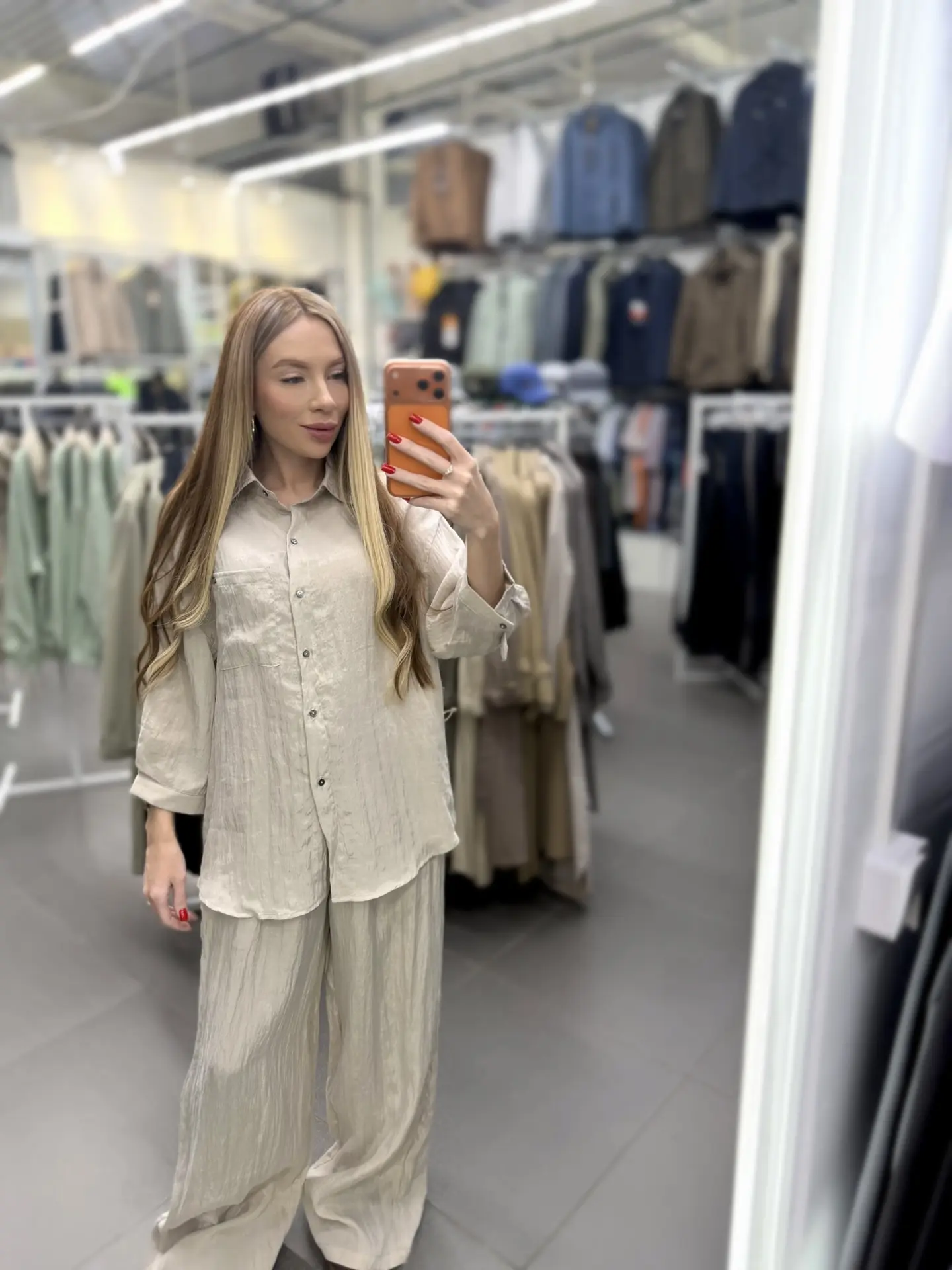 Легкий костюм в свободном крое в наличии 😍 

Благодаря тому, что есть брюки и рубашка можно состави