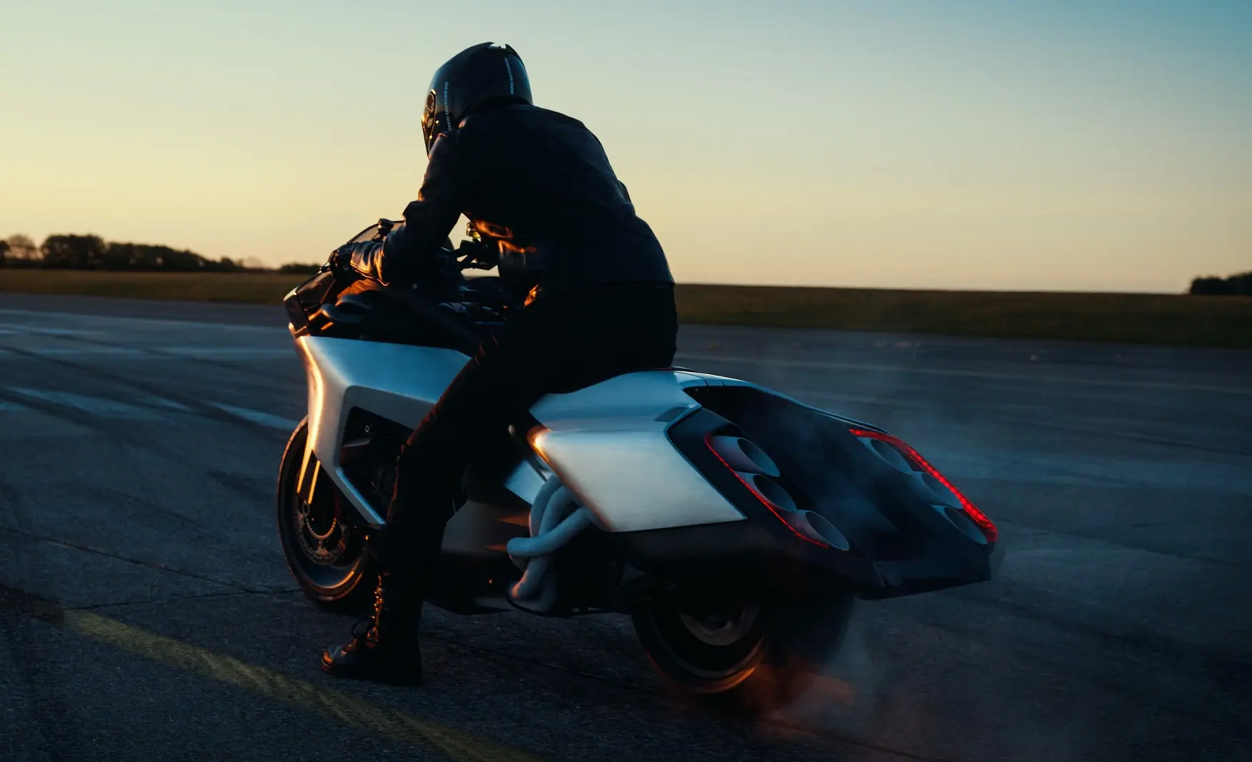 BMW показала футуристичный байк с рядной «шестеркой»  Концепт BMW Vision K18 с 1,8-литровой рядной ш