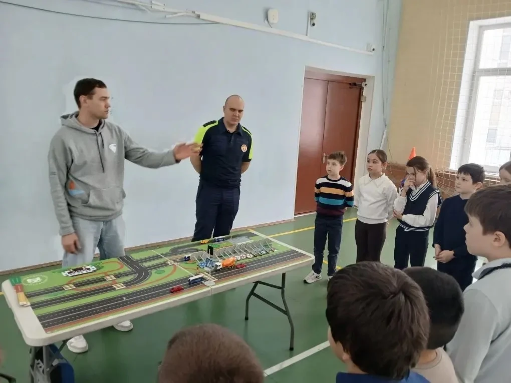 🚦 УЧИМСЯ БЫТЬ ЗАМЕТНЫМИ И ВНИМАТЕЛЬНЫМИ НА ДОРОГЕ  12 февраля в нашей школе сотрудники «ГБОУ ДО ЦДЮТ