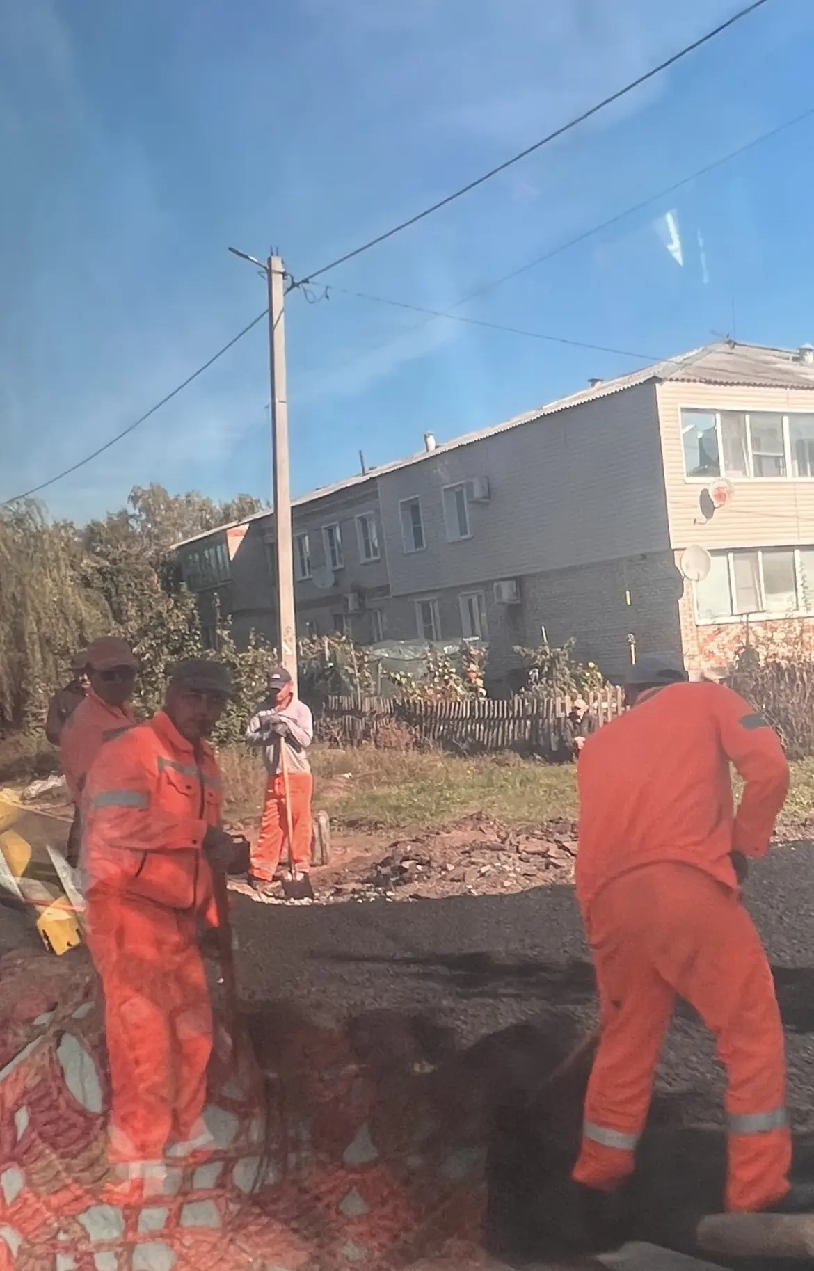 В 7 а микрорайоне продолжают обустраивать заезды во дворы.
