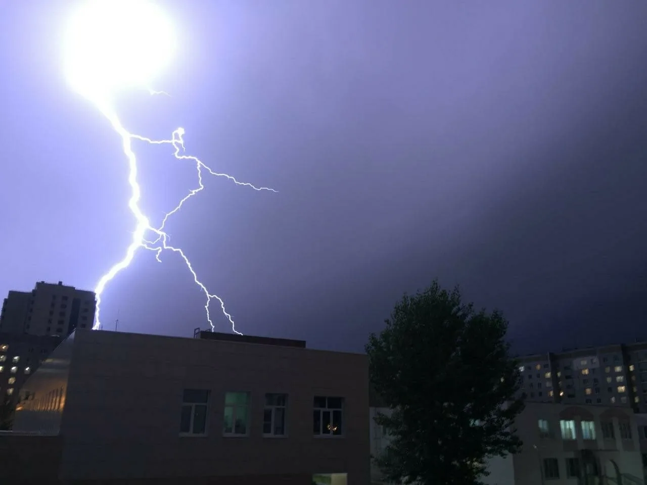 ⛈ Гроза, сильный ветер и град ожидаются в Татарстане  Завтра в Татарстане прогнозируются неблагоприя