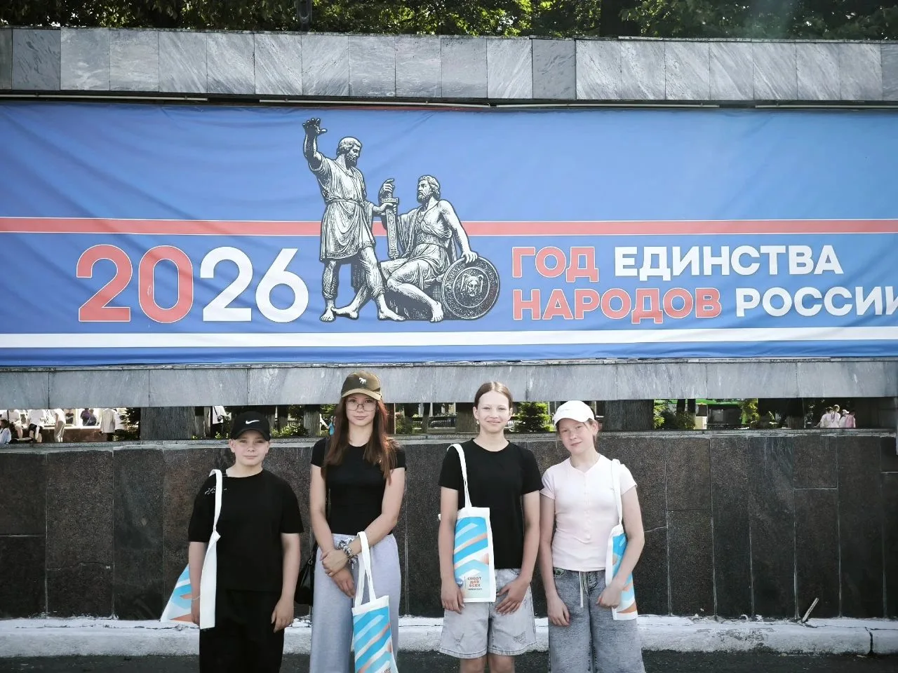 В честь Дня России ученица 3В класса Горохова Мария приняла участие в массовой зарядке, которая прох