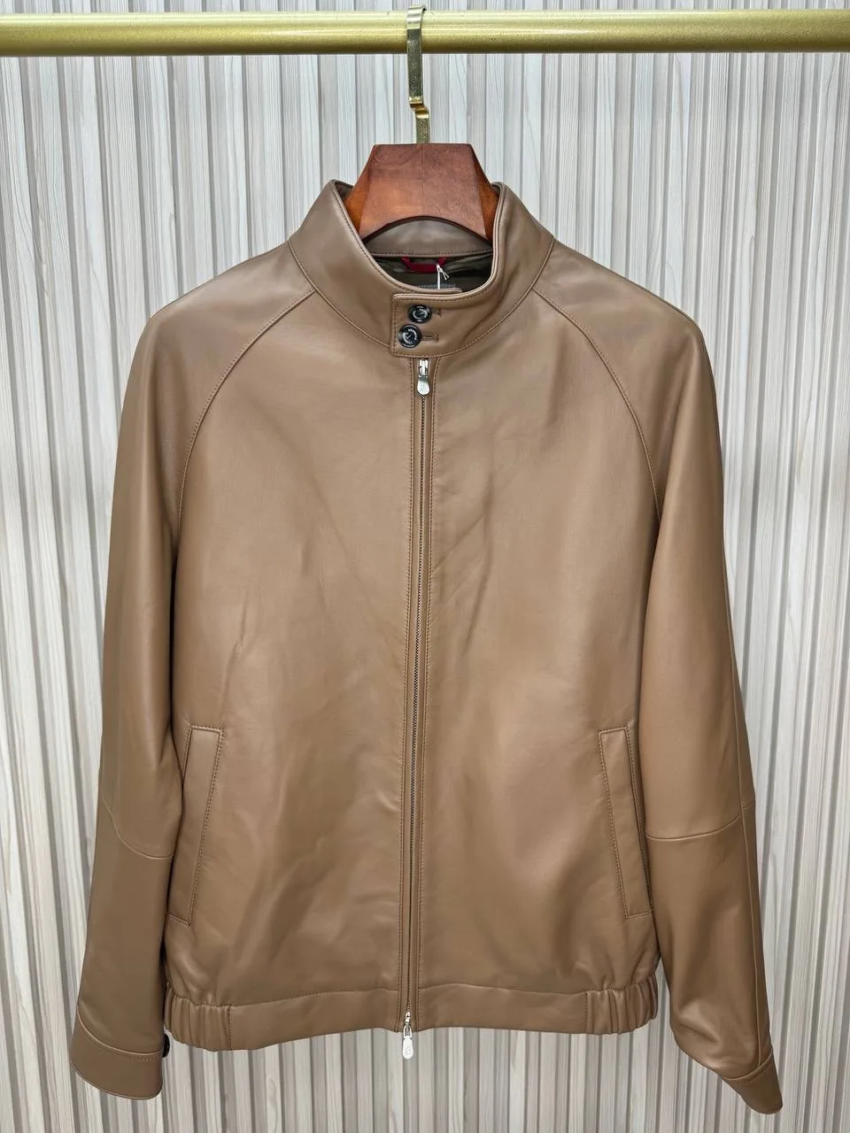 ✨ Куртка Brunello Cucinelli 

➡️Ее можно носить с трикотажем, светлыми брюками или базовыми футболка