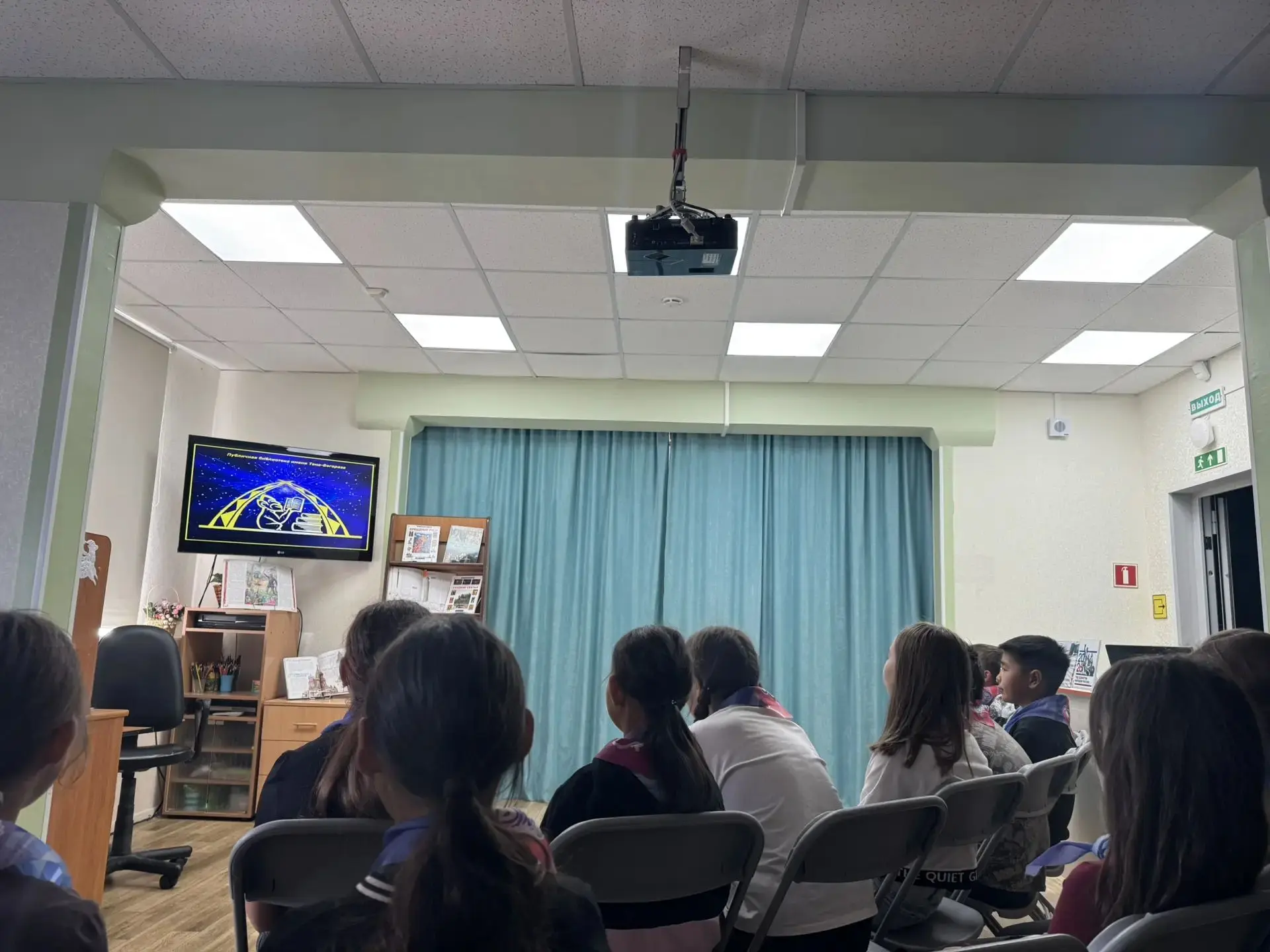 📚 Путешествие в историю: день в библиотеке! 📚

Сегодня наш пришкольный лагерь отправился в детскую