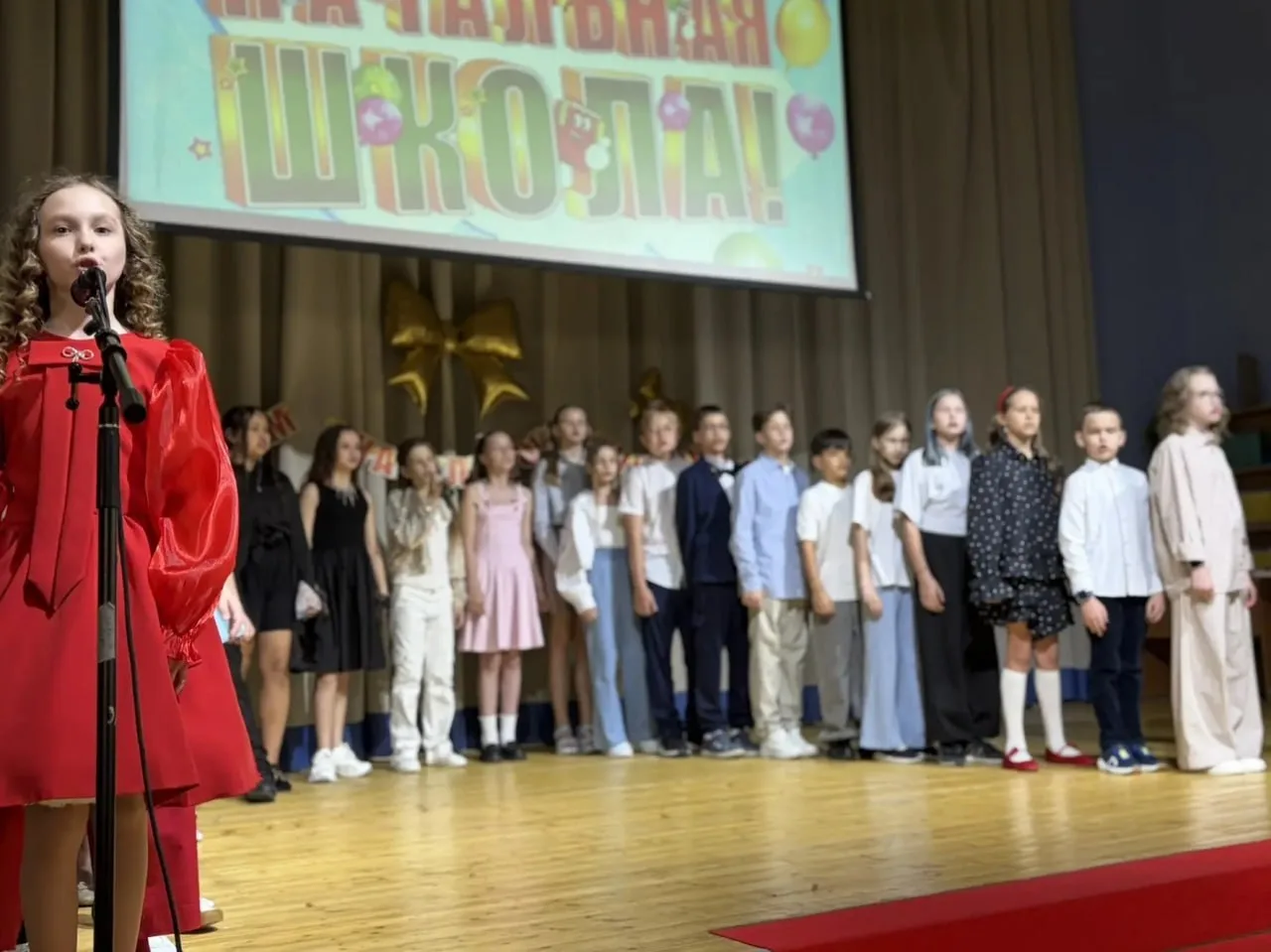 Ура! Начинаем серию публикаций о Последних звонках 🔔  ✨ Первыми хотим поздравить учеников 4-х классо