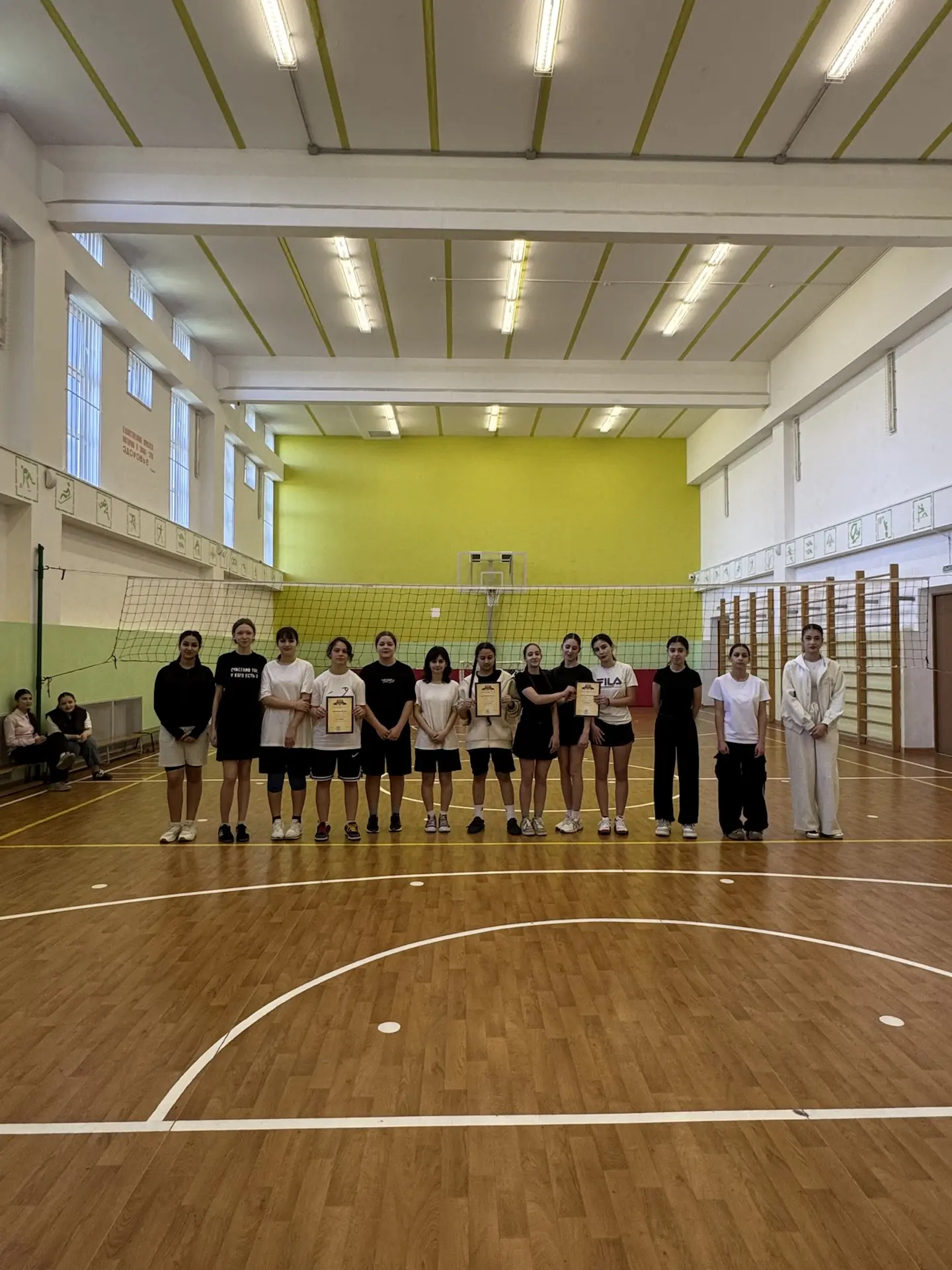 🏀 Сегодня состоялись соревнования по волейболу среди девочек 7‑х классов!  Юные спортсменки продемон