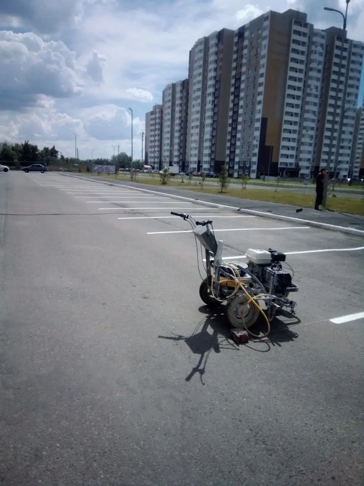 На придомовой территории дома Эссена, 12 наносится разметка