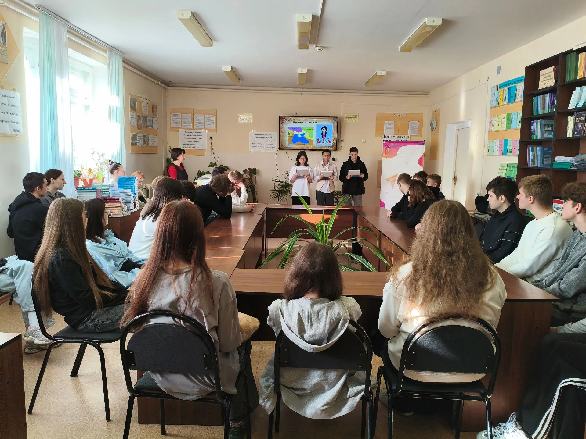 В Трубчевском педагогическом колледже прошёл цикл мероприятий «Крым: путь домой», посвя...