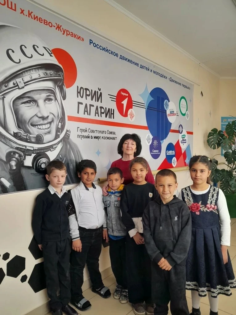 🚀 В преддверии Дня космонавтики первоклашки нарисовали космические рисунки и смастерили поделки о з
