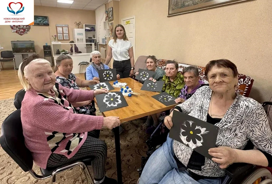 🌸✅В Новослободском доме-интернате активно применяется техника рисования губкой по траф...