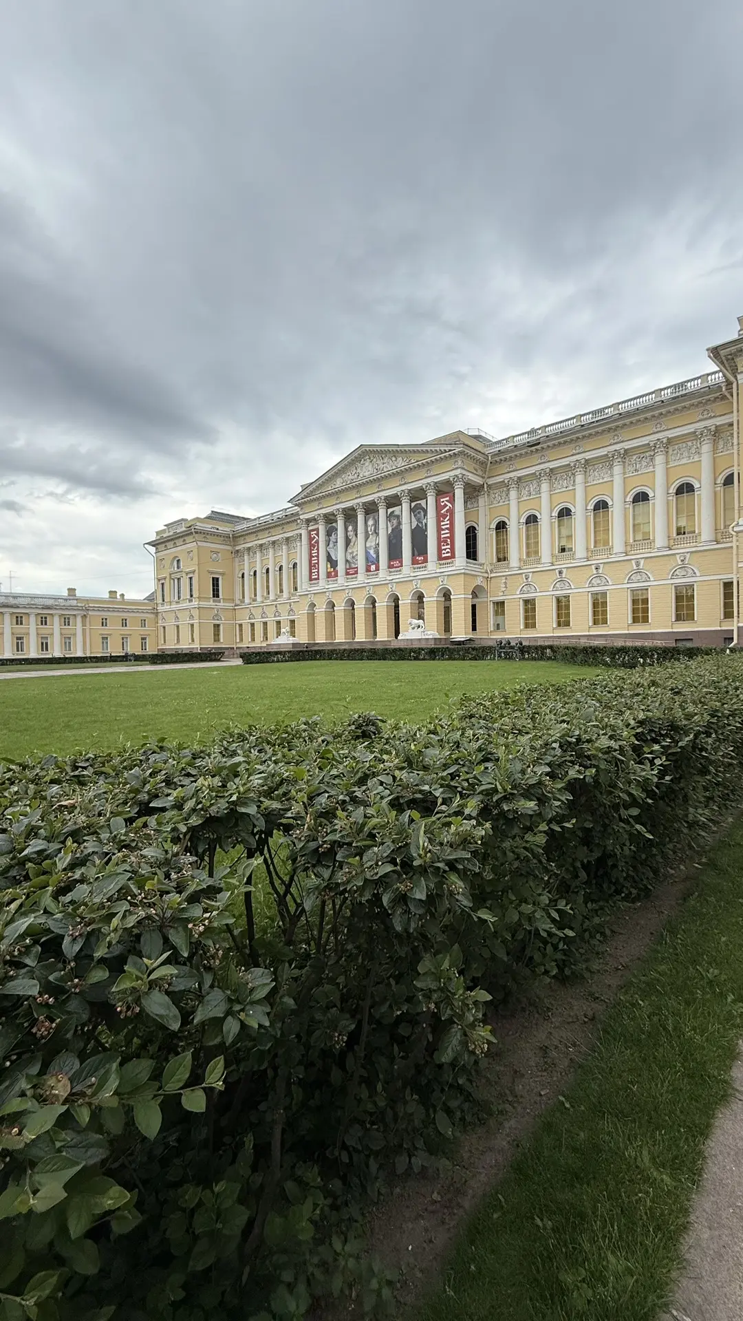 Прекрасные выходные в Питере закончились, собрала для вас несколько рекомендаций 💜 

Что обязательн