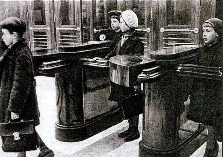 Первые турникеты были установлены на станции метро Красные ворота в 1935 году и принима...