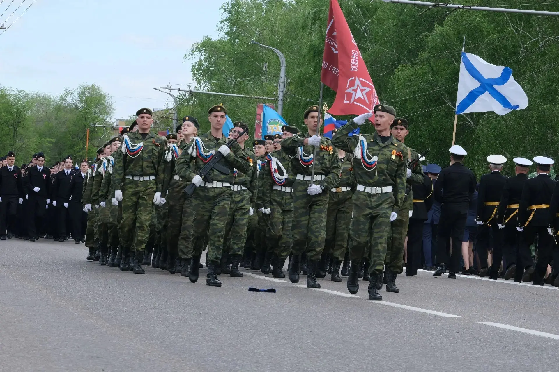 Одной из самых значимых частей сегодняшнего праздника стали торжественное шествие и выставка техники