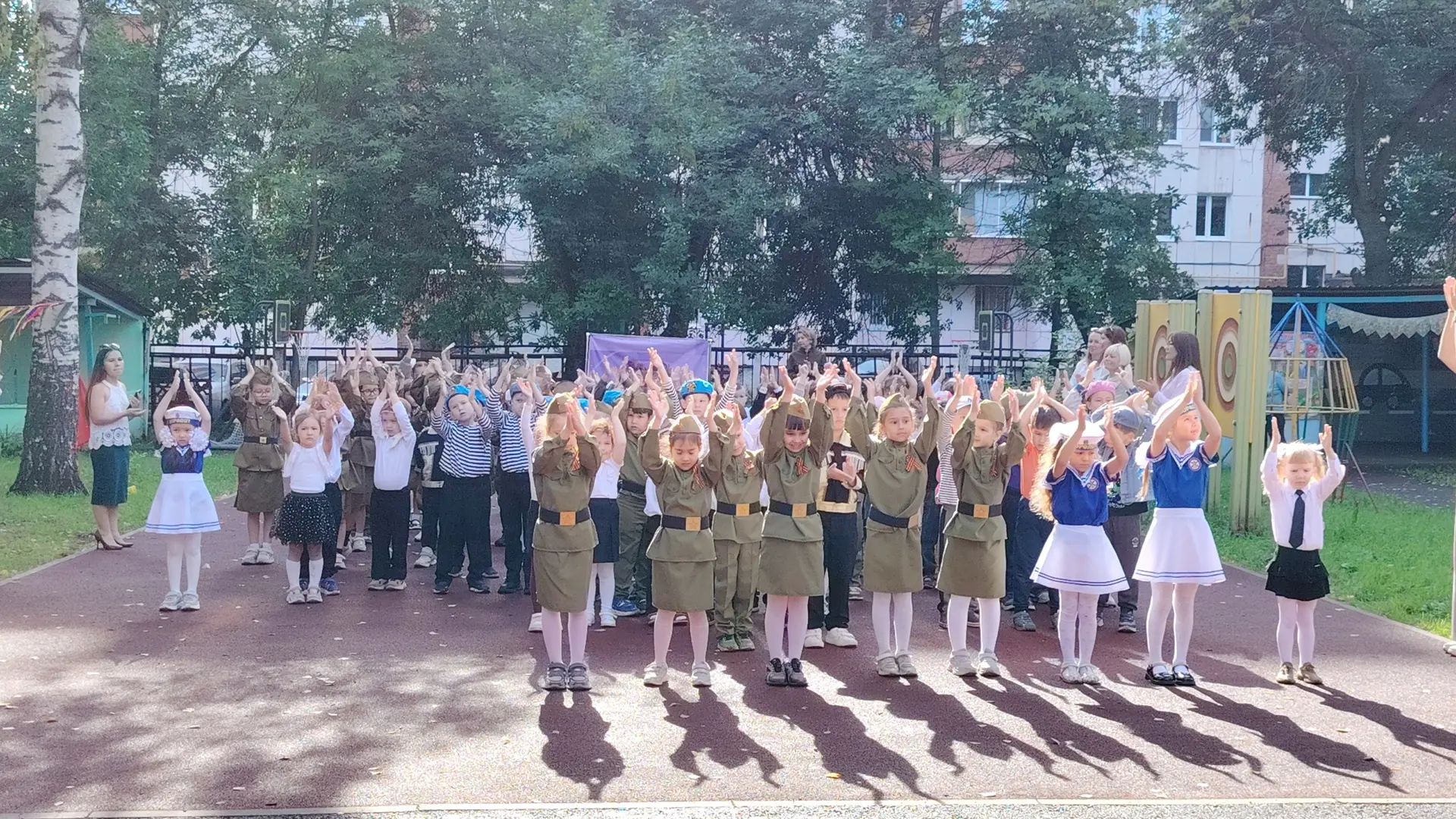 🎖 «Орлята-дошколята» закрывают городок: парад, танцы и вручение значков!