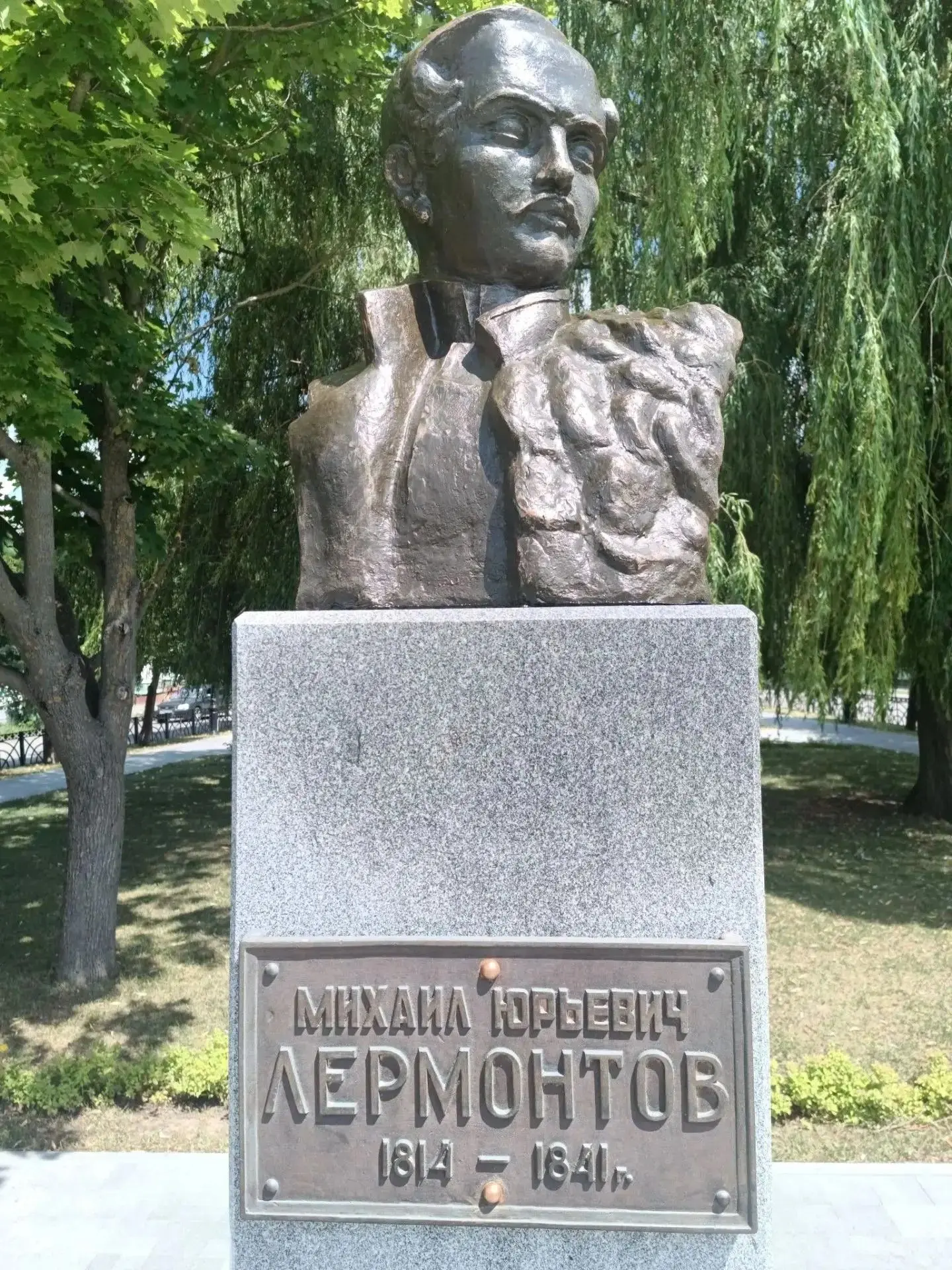 Тем временем подрядчик привел бюст Лермонтова в божеский вид.