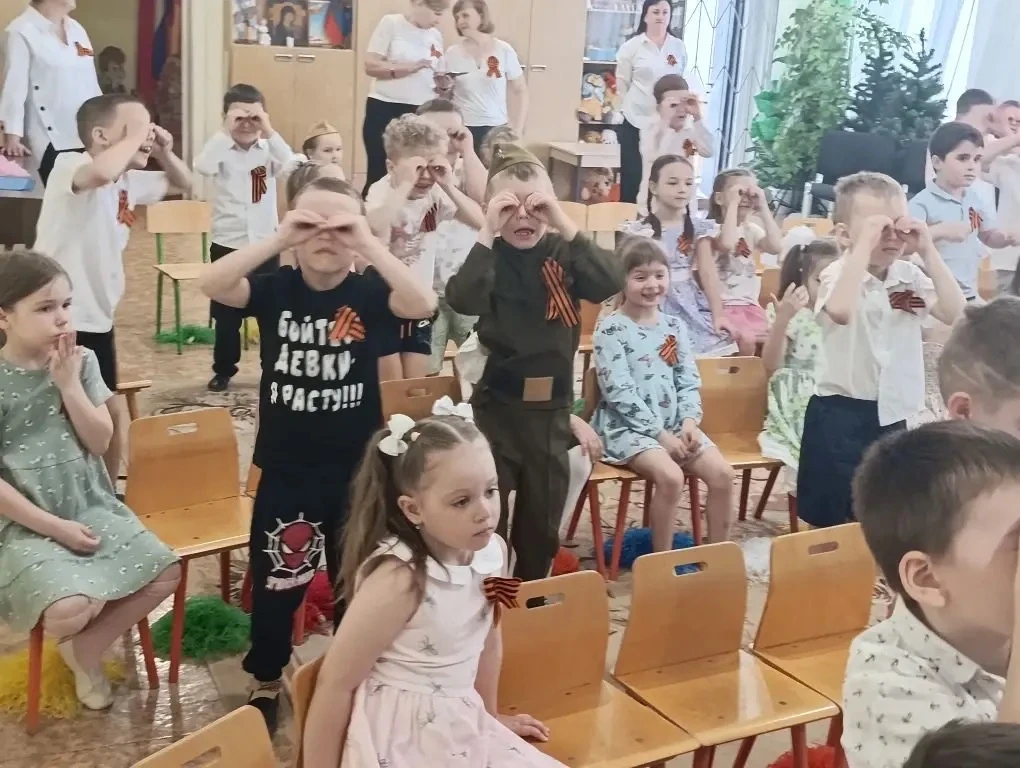 Цветы памяти: дошколята почтили подвиг героев   Накануне Дня Победы  состоялись тематические занятия