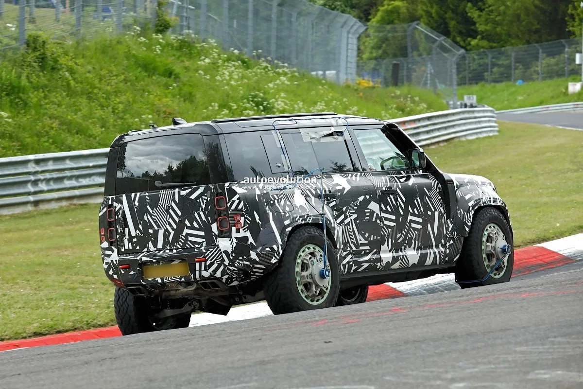 Обновлённый Land Rover Defender засветился на тестах  Defender получит новую решётку радиатора, изме