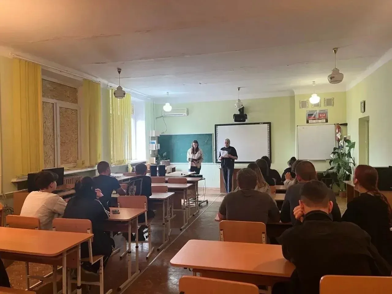 Первые шаги в карьере без страха: донецкие подростки осваивают летний заработок  Летние каникулы – э