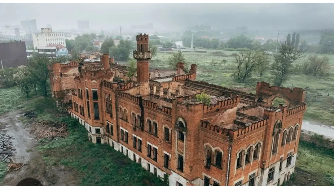 Выпускники 11 класса  посетили старинный «Английский замок» в Грозном — архитектурный комплекс в гот
