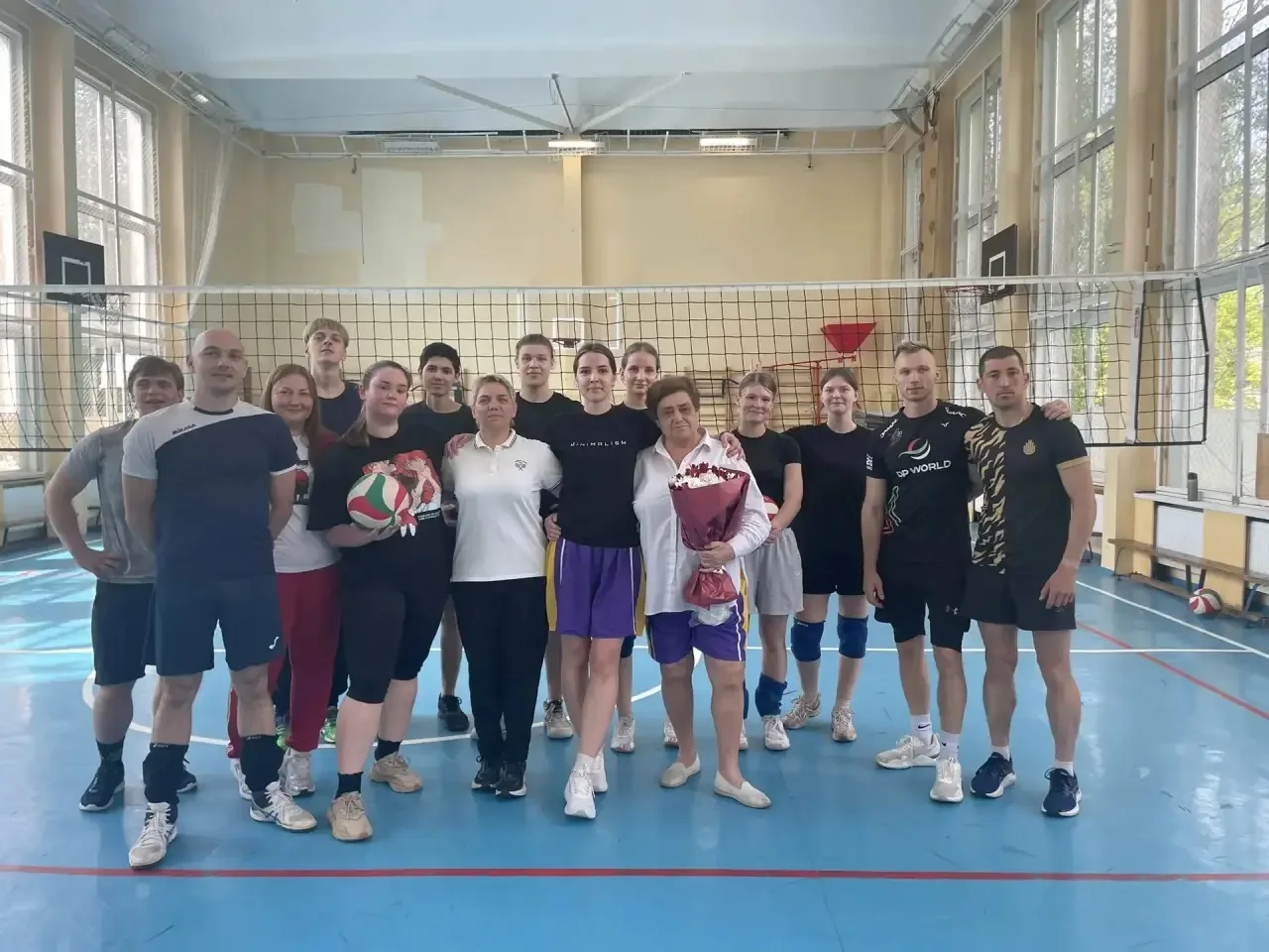 Матч выпускников и учителей состоялся 🏐✅  Вчера, 21 мая, прошла традиционная игра «11 класс против у