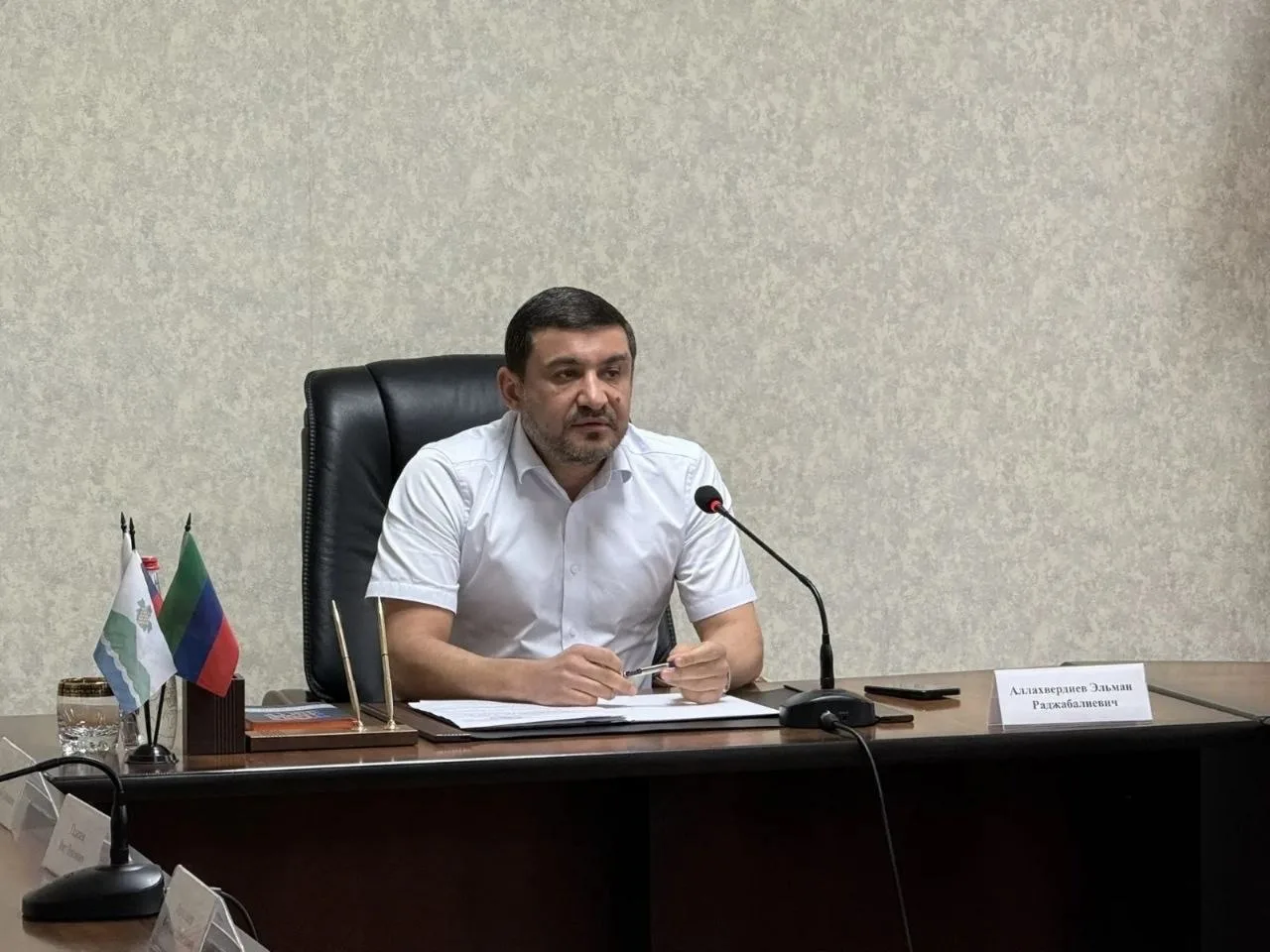 Глава Дербентского района Эльман Аллахвердиев провел очередное аппаратное совещание, в ...