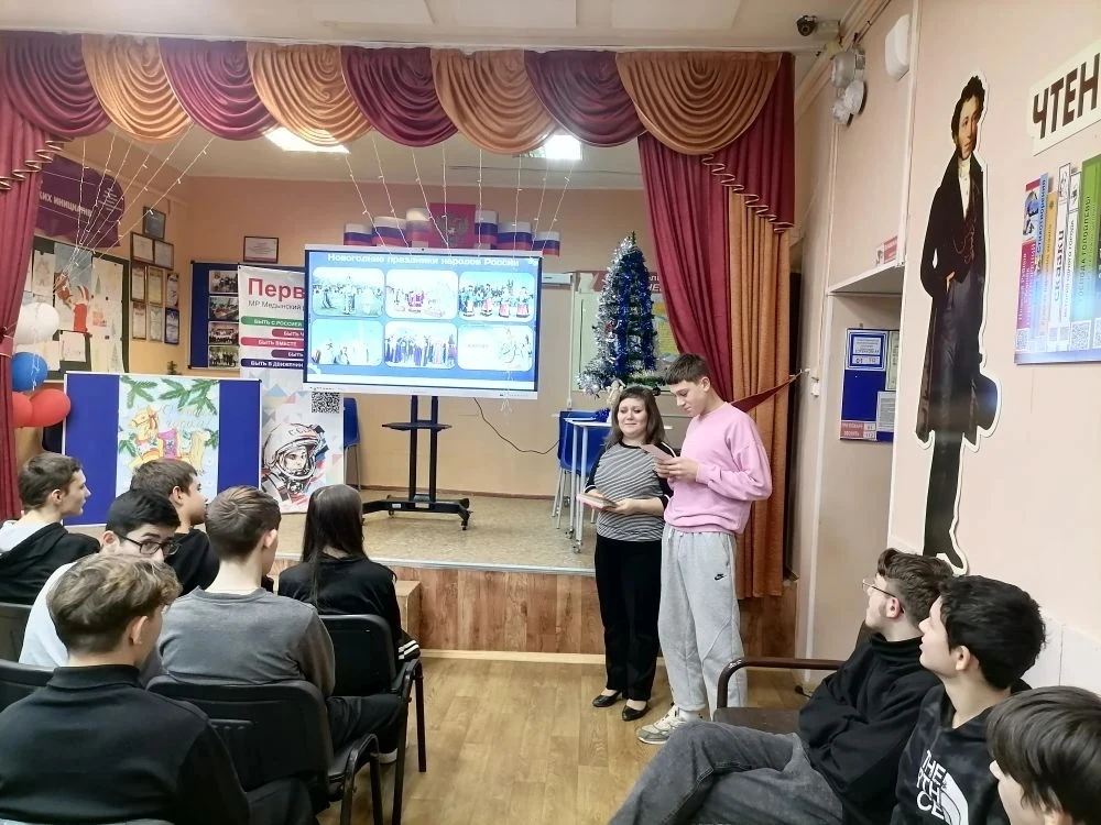 Традиционно в нашей школе в последние учебные дни перед Новым Годом проводятся тематиче...