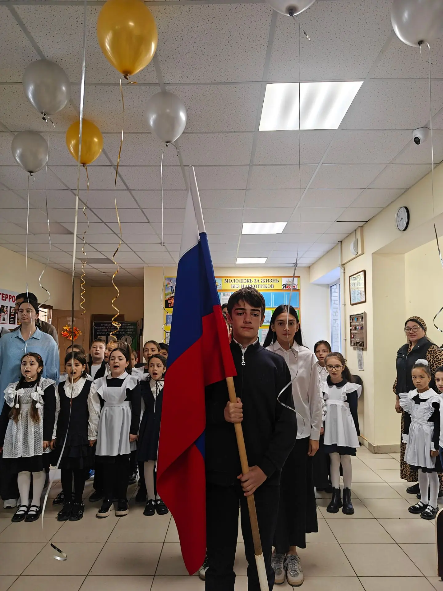 Каждый понедельник в нашей школе начинается с особенной и важной традиции. Сегодняшнее ...