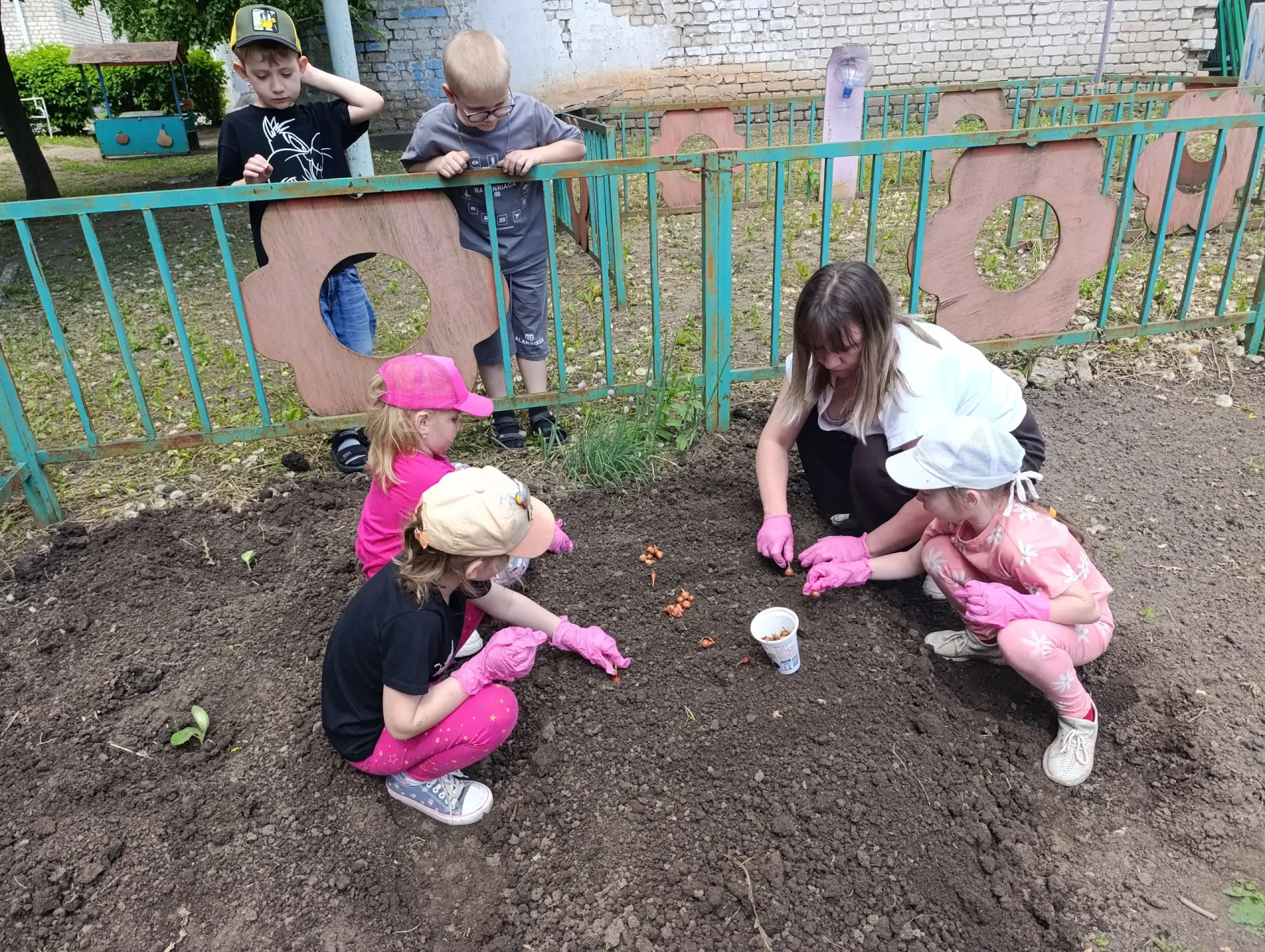 👫 Маленькие огородники в большом деле!