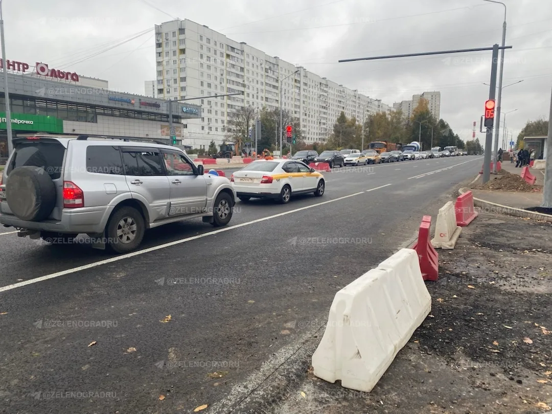 На Панфиловском частично включили новые светофоры — появились пробки и путаница на пере...