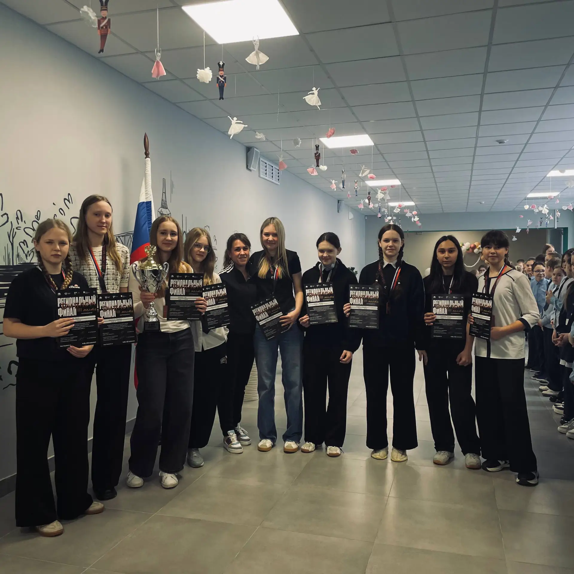 🎉 Неделя в лицее началась с яркого старта! 🎉  С чего начинается неделя в Шестом? С торжественной лин