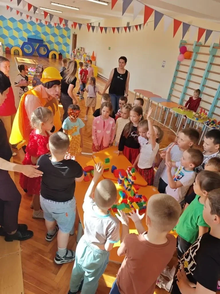 На прошлой неделе в нашем детском саду прошёл увлекательный конкурс построек "Сказочный городок". 
Р