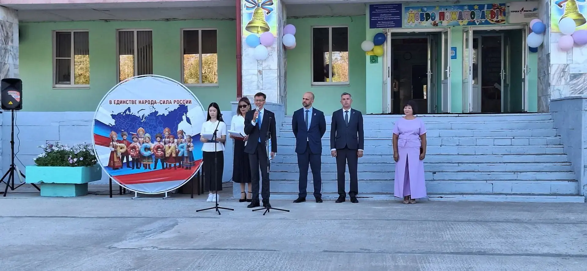 1 сентября школьные дворы вновь наполнились смехом, музыкой и ароматом осенних цветов. ...