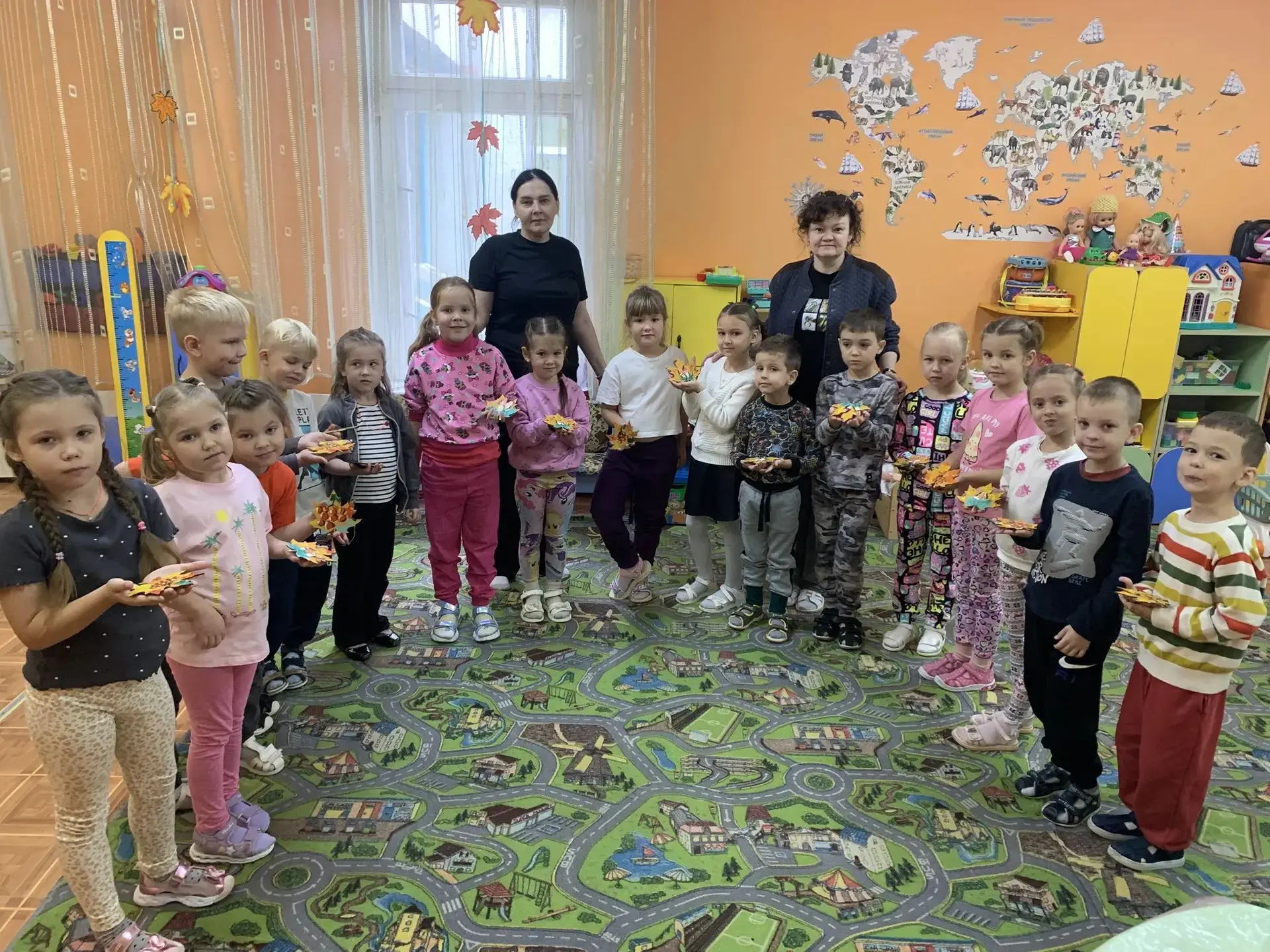 Мастер-класс прошел в подготовительной группе 5 . Роспись осенних кленовых листочков- м...
