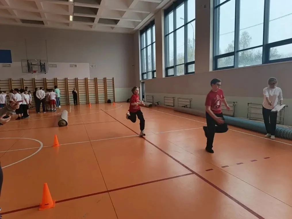 🏅 Спортивные президентские соревнования — день прошёл ярко! 🏅  Вчера команда из 6Б класса приняла уч