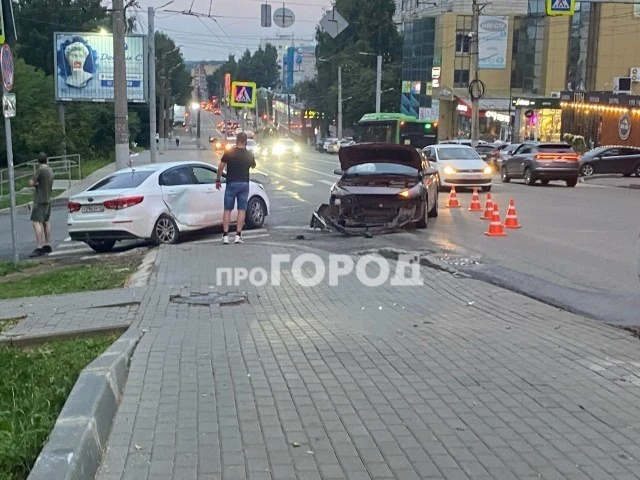 ДТП в Кирове: две иномарки столкнулись на перекрестке Владимирской и Красноармейской.

Киров • Событ