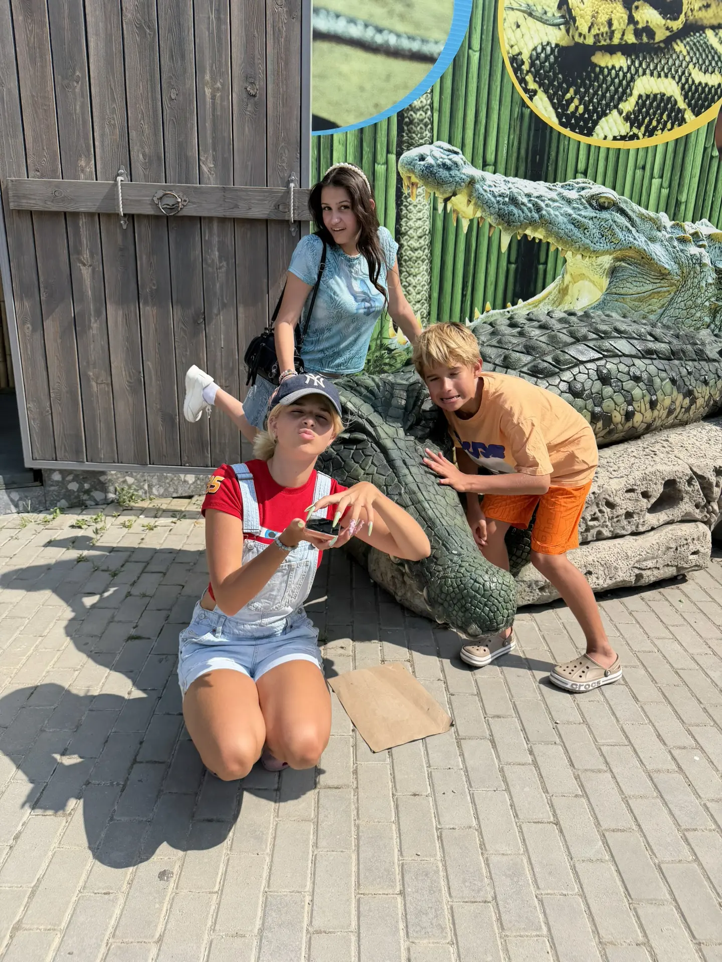 в свободное от концерта время мы пошли к животным 😭жалко ,что они всю жизнь в клетке сидят 😭 но мы