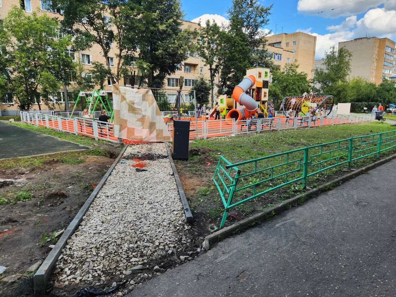 Андрей, здравствуйте!
Хотела написать Вам,по поводу детской новой площадки,которую делают на Клемент