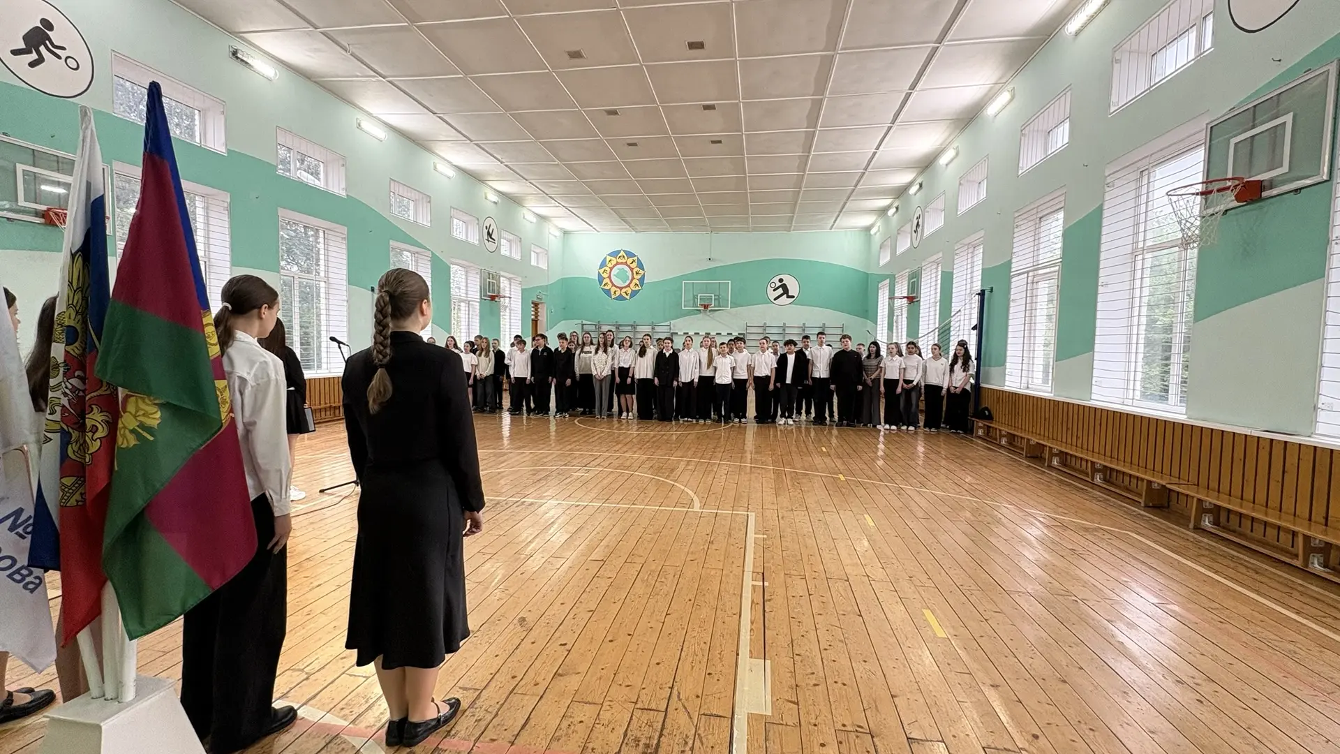 🌎🤲🏻🕊️Доброе утро, наша большая школьная семья!  ☀️По нашей доброй традиции утро началось с общей лин