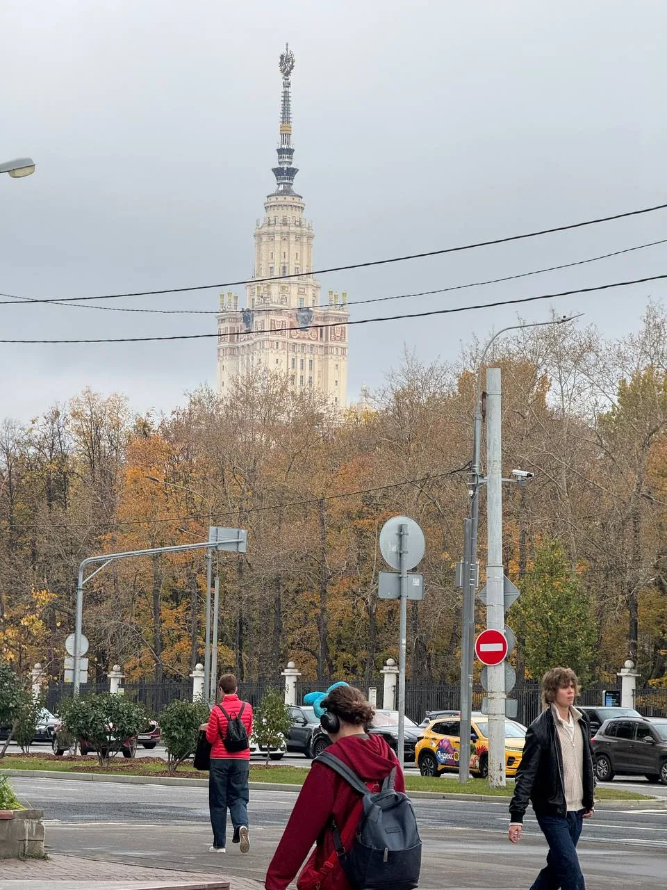 Волею судьбы оказалась сегодня у метро Университет. Выхожу из метро и вижу шпиль МГУ.