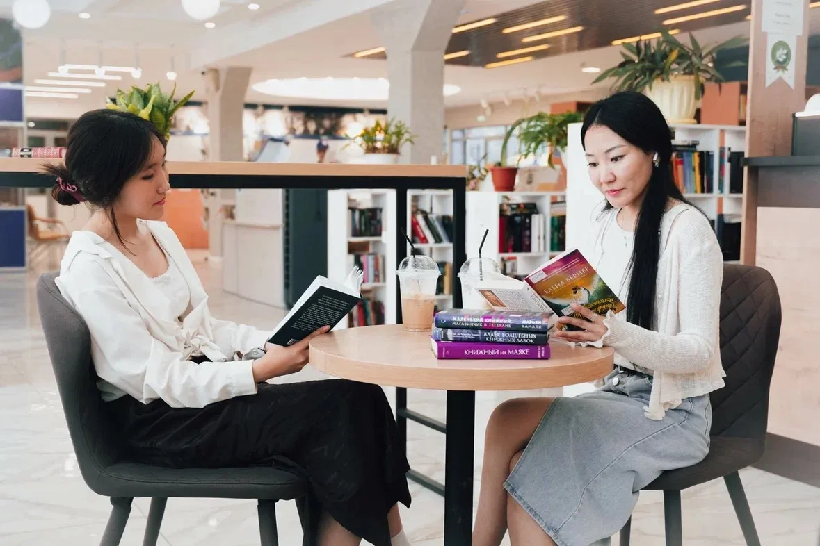 Лето — лучшее время, чтобы читать 😉📚 

В библиотеке найдете все книжные хиты и лучшие издания для 