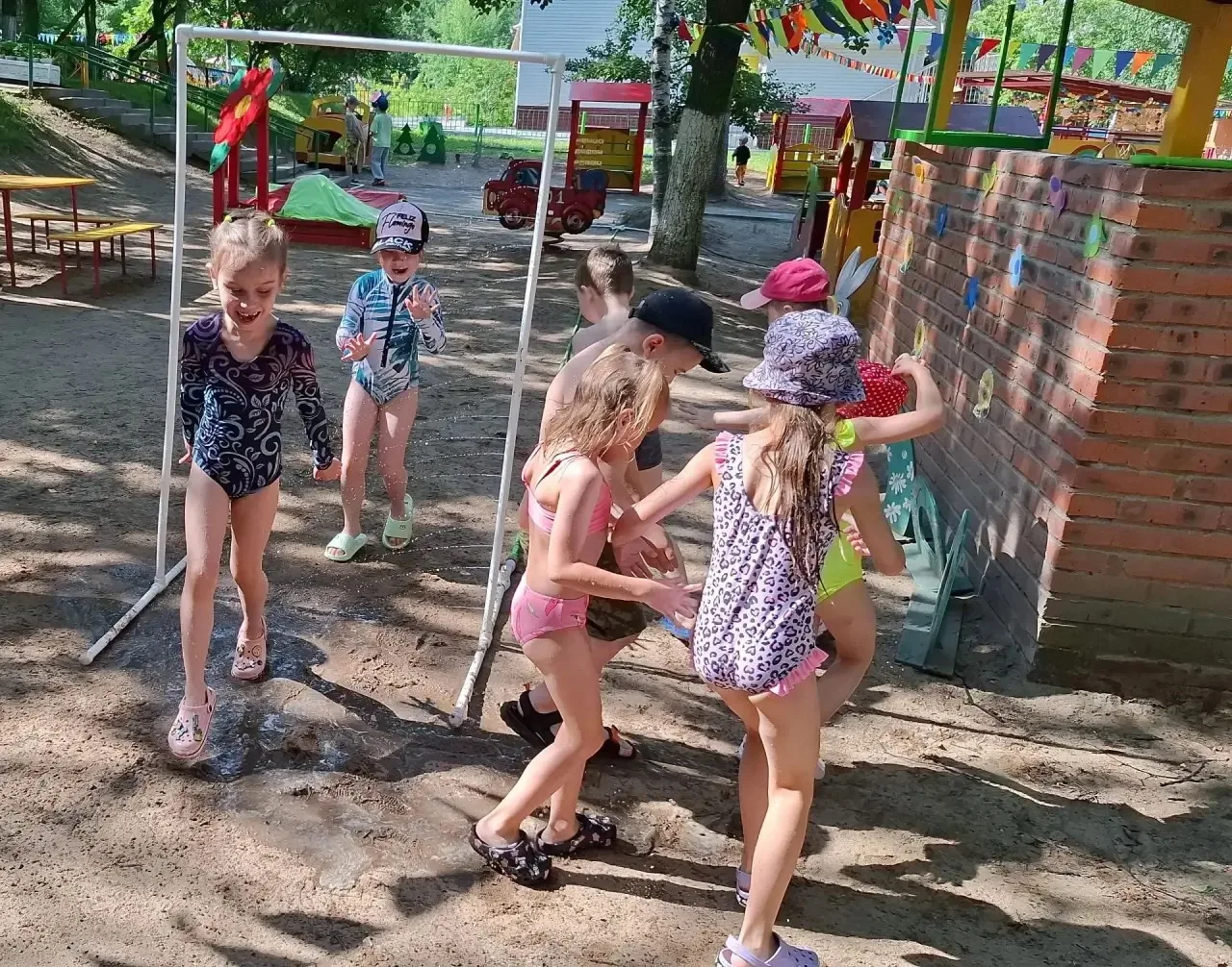 Лето — маленькая жизнь! И мы проводим её с пользой для здоровья ☀️🌿

В нашем детском саду солнечные