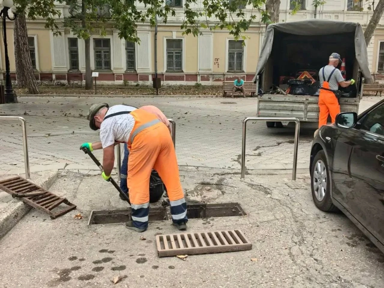 Силами МБУ «Порядок» проводим работу по восстановлению существующих с советского времен...