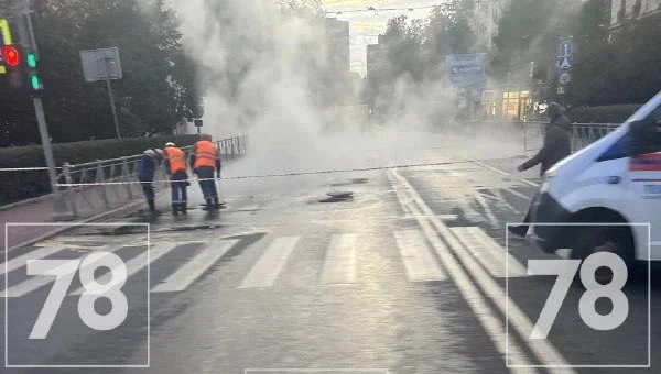 На Московском проспекте прорвало трубу с кипятком