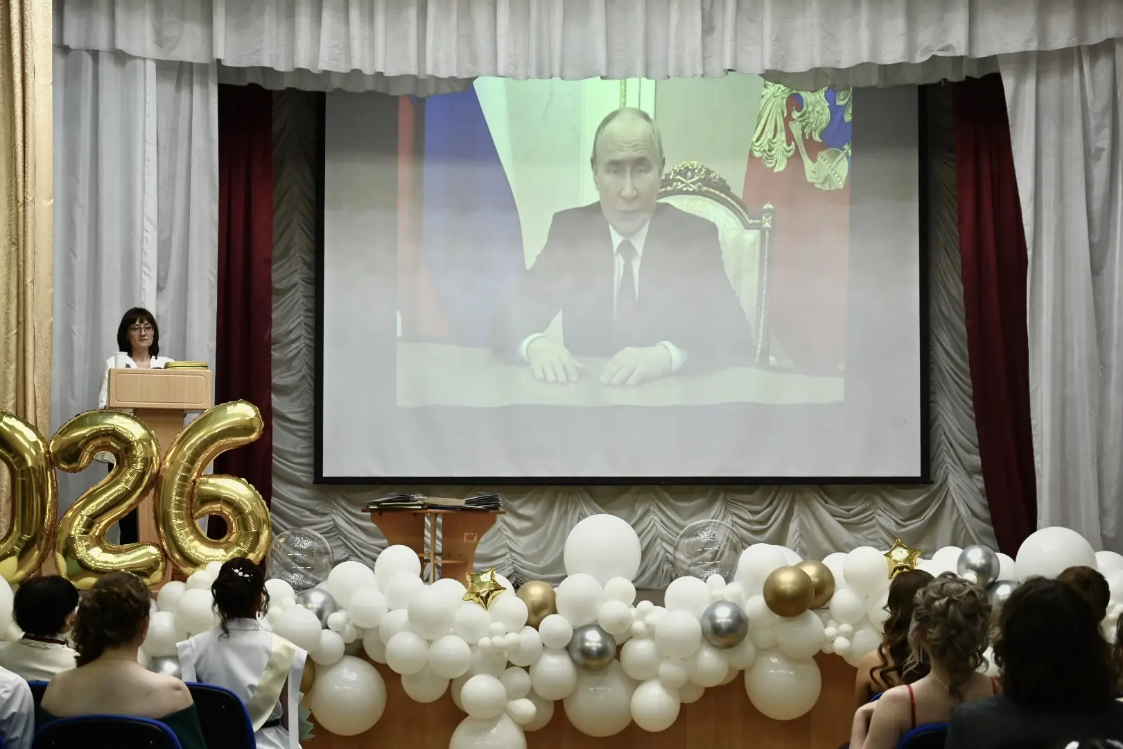 🎉 Выпускной — 2026: прощание со школой и шаг в будущее! 🎉

27 июня наша школа выпустила во взрослу