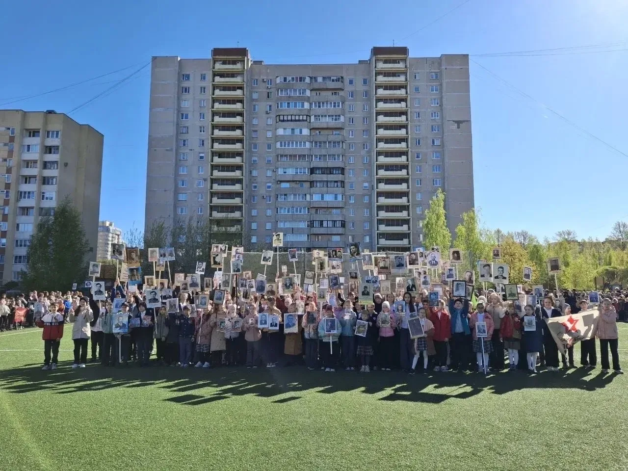8 мая 2026 года наш школьный стадион наполнился особой атмосферой. Мы собрались, чтобы отметить 81-ю
