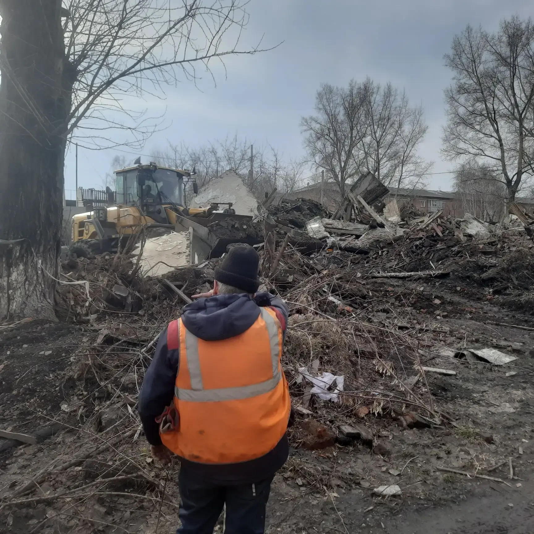 Снос аварийных домов продолжается.  С наступление тепла в городе продолжилась работа по сносу рассел