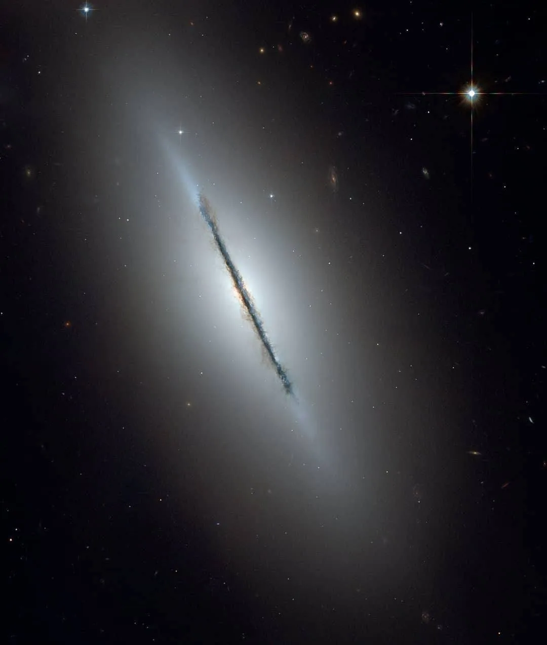 🌌 Снимок дисковой галактики NGC 5866, сделанный космическим телескопом "Хаббл".