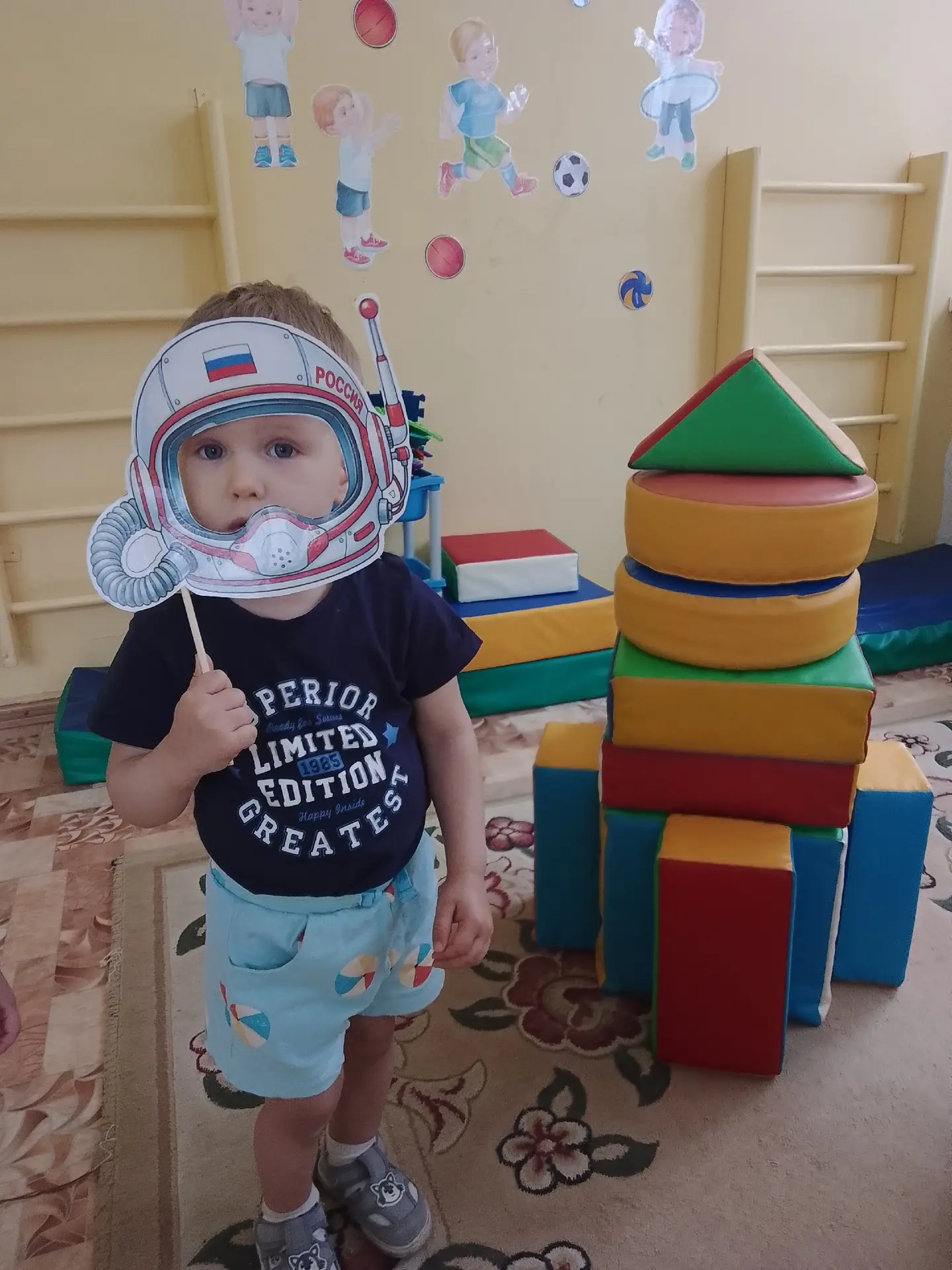 Внимание, внимание! 
На борту нашей ракеты – самые отважные космонавты! 
Сегодня малыши с головой ок
