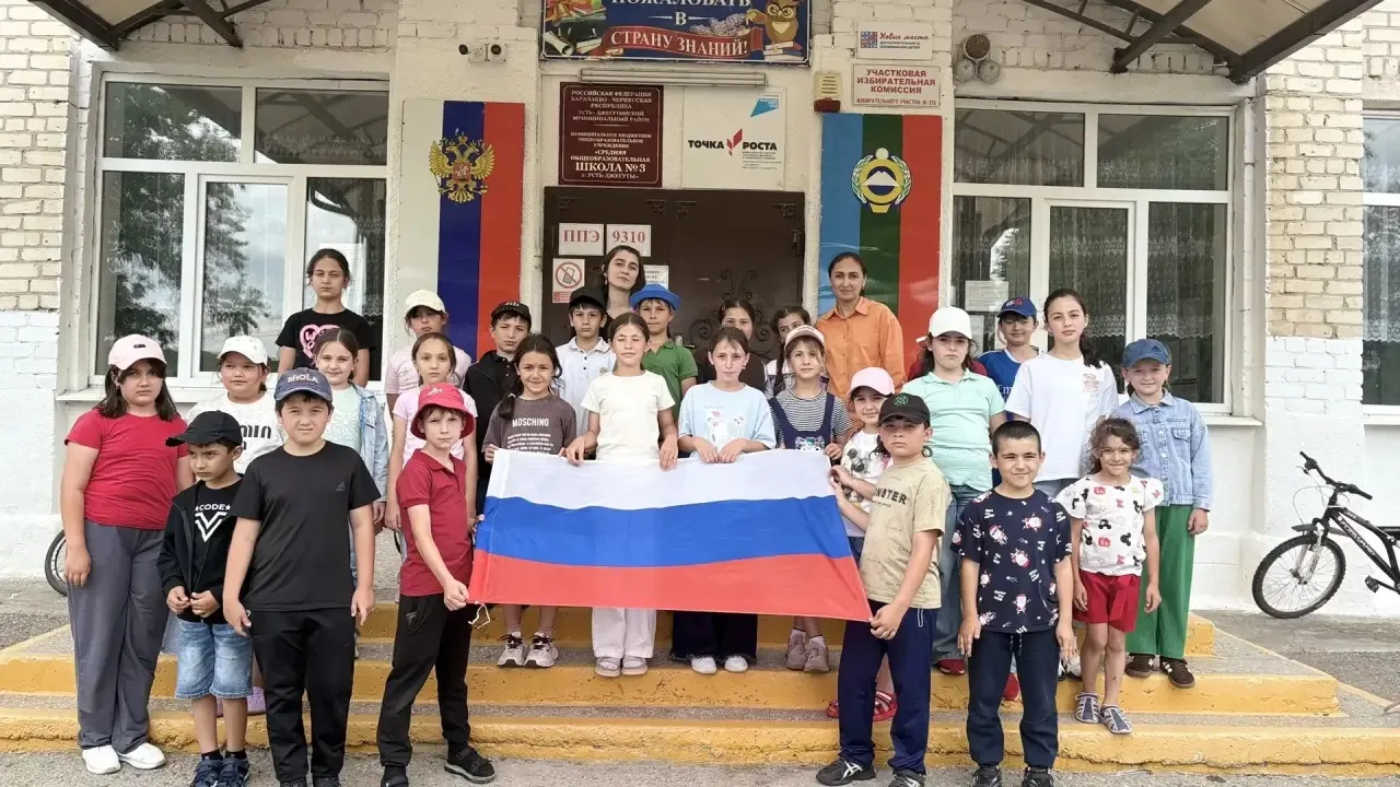 В летнем пришкольном лагере «Улыбка» ярко и торжественно прошёл День флага!

Утро началось с важного