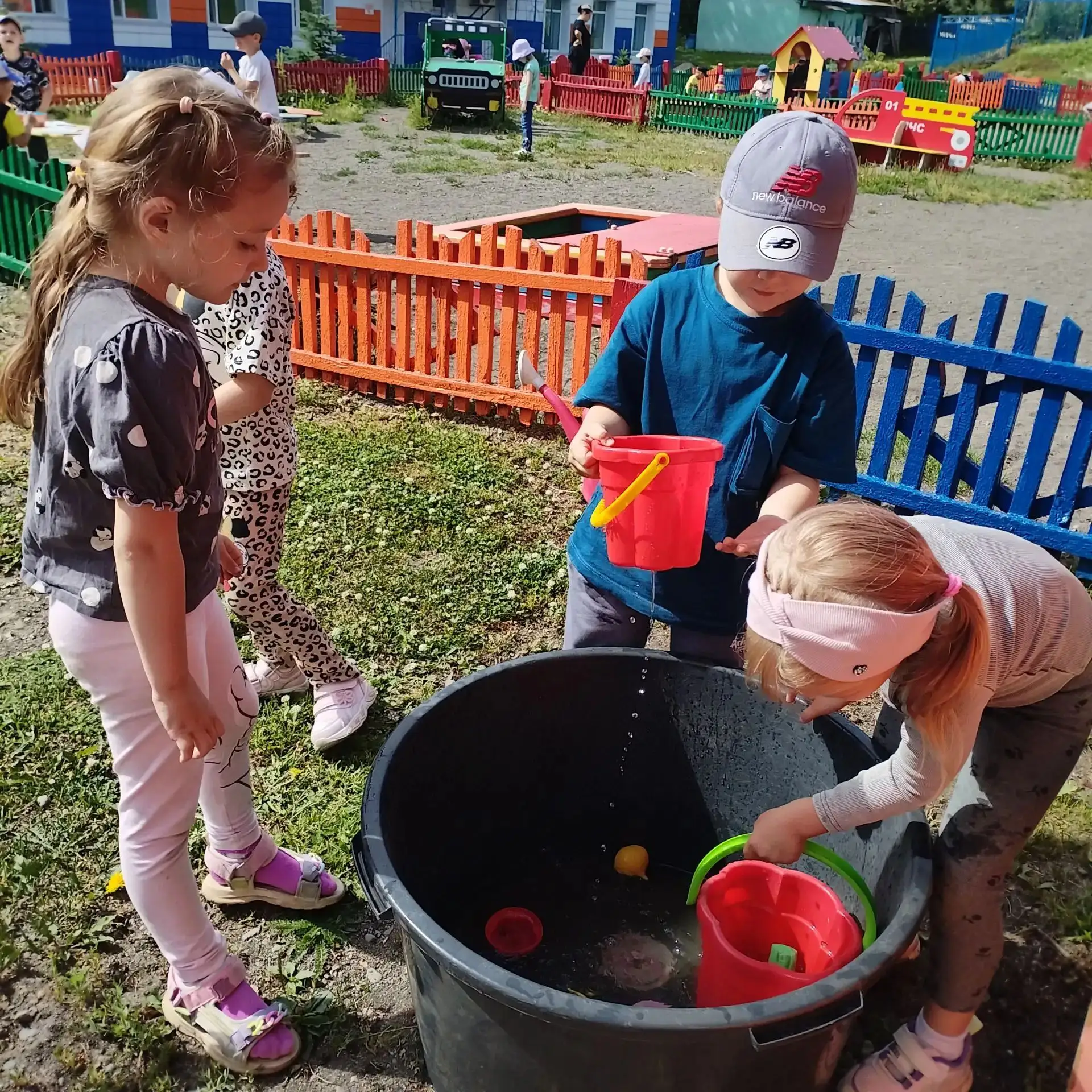 На прогулке мы игрушки мыли.